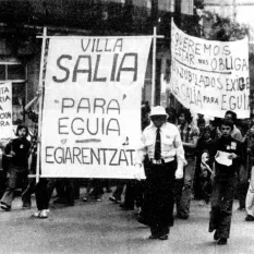 Igande goizez burututako manifestazioa Villa Salia auzoarentzat izan zedin aldarrikatuz. Udaletxeraino joan eta bertan eserialdia egin zuten, asanbladaren datuen erabera 500 lagun bildu ziren bertan.

Zeruko Argia aldizkaritik ateratako argazkia (749 alea, 1977ko abuztuak 7)

Koldo Mitxelena Liburutegiaren jatorrizko irudia (Gipuzkoako Foru Aldundia)