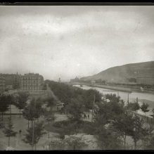 Tabakalera eta tren-geltokia Amaratik ikusita (1908-1912). 
Egilea: Gregorio Gonzalez Galarza
Emailea: STM