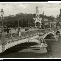 Maria Cristina zubia eta tren-geltokiaren ingurua (1905-1928).
Egilea: Gregorio González Galarza
Emailea: STM