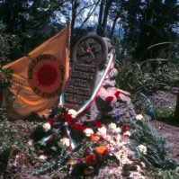 Gladys Del Estali omenaldia Gladys Enea parkean.
Irudian monolitoa "Oraindik ilusioa zait geratzen Gladys" hitzekin, lorez apaindua eta "nuklearra? ez eskerrik asko" bandera.