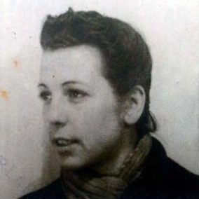 Casilda Hernaez Vargas "Kaxilda".

Casilda, la Miliciana, Kasilda, Kaxilda edo Kasi bezala ezaguna. 1914. urtean Zizurkilen jaio zen eta 1992. urtean hil zen Donibane Lohitzunen. Bere gaztaroa Egia auzoan pasa zuen.1931. urtetik aurrera Gazte Libertarioen kide izan zen eta espetxeratua izan zen emakumeen lantegi batean grebara deitzeagatik. 1934ko urrian eman ziren gertaeretan (Aiako Harrien konbatea) ezaguna egin zen Donostian, propaganda eta lehergaiak izateagatik atxilotua izan zenean. 1936ko uztaileko borrokan parte hartu zuen eta handik Frantziara ihes egin behar izan zuen. Bartzelonara Felix Likiniano bere bikotearekin bueltatu zen, baina faxisten garaipena eman zenean, berriro ere Frantziara ihes egin zuten. 1943. urtetik aurrera, Biarritzen bizitzen jarri ziren Kaxilda eta Likiniano. 1992. urtean hil zen minbiziz Donibane Lohitzuneko hospitalean. 
Euskal Memoriaren "Frankismoa Euskal Herria" liburuaren argazki fondotik hartutako irudia.