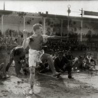 Atotxako futbol zelaian egindako atletismo frogak. Irudian pisu jaurtiketa burutzen.



 Kutxateka.eus web gunetik jasotako irudia.
Bilduma: 56489613