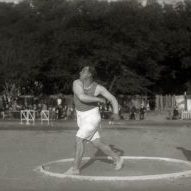 1920an Atotxako futbol zelaian atletismo frogak.

www.kutxateka.eus web gunetik jasotako irudia.
Bilduma: 66182023