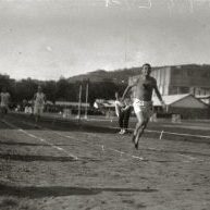 1920an Atotxako futbol zelaian atletismo frogak.

www.kutxateka.eus web gunetik jasotako irudia.
Bilduma: 66182023