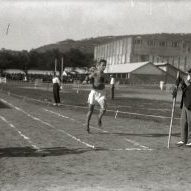 1920an Atotxako futbol zelaian atletismo frogak.

www.kutxateka.eus web gunetik jasotako irudia.
Bilduma: 66182023