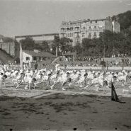 Gazteen gimnasia frogen erakustaldia, Atotxako futbol zelaian.

kutxateka.eus web gunetik jasotako irudia.

Bilduma:48284448