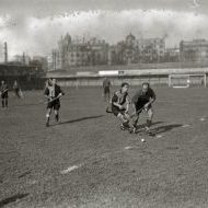 Atotxako futbol zelaian, hockey partida bat jolasten.

Kutxateka.eus webgunetik hartutako irudia.

Bilduma: 42251828