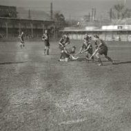 Atotxako futbol zelaian, hockey partida bat jolasten.

Kutxateka.eus webgunetik hartutako irudia.

Bilduma: 42251828