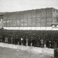 1933ko apirilan, Atotxako "Maitea",errebote frontoi irekian EAJk antolatuta Aberri eguneko mitinerako gune nagusi bezala izan zen erabilia. Bertan Europako eragiletza batek parte hartu zuen Iberiar penintsulako beste herrialdeekin elkartasuna adieraziz.  Frontisan mitinerako gunea ezarri zen ikurrina, bandera katalana eta galiziarrarekin eta bertan ziren Ewald Ammende (Secretario del Consejo de Minoras Nacionales, de Ginebra), Francesc Maspons (Partit Nacionalista Catal), Manuel Carrasco i Formiguera (Uni Democratica de Catalunya), Ramn Otero Pedrayo (Orenseko Institutoko diputatu eta zuzendaria) eta Jess Doxandabaratz (Euskadi Buru Batzarrelo lehendakaria). Bertan parte hartu zuten ere, Telesforo de Monzn (Gipuzku Buru Batzarreko lehendakaria) eta orduan diputatua zen Jos Antonio Agirre, gerora lehendakaria izango zena. 
Argazkia www.kutxateka.eus web gunetik jasota.
Bilduma:32303230