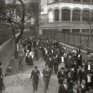 1933ko apirilan, Atotxako "Maitea",errebote frontoi irekian EAJk antolatuta Aberri eguneko mitinerako gune nagusi bezala izan zen erabilia. Bertan Europako eragiletza batek parte hartu zuen Iberiar penintsulako beste herrialdeekin elkartasuna adieraziz.  Frontisan mitinerako gunea ezarri zen ikurrina, bandera katalana eta galiziarrarekin eta bertan ziren Ewald Ammende (Secretario del Consejo de Minoras Nacionales, de Ginebra), Francesc Maspons (Partit Nacionalista Catal), Manuel Carrasco i Formiguera (Uni Democratica de Catalunya), Ramn Otero Pedrayo (Orenseko Institutoko diputatu eta zuzendaria) eta Jess Doxandabaratz (Euskadi Buru Batzarrelo lehendakaria). Bertan parte hartu zuten ere, Telesforo de Monzn (Gipuzku Buru Batzarreko lehendakaria) eta orduan diputatua zen Jos Antonio Agirre, gerora lehendakaria izango zena. 
Argazkia www.kutxateka.eus web gunetik jasota.
Bilduma:32303230