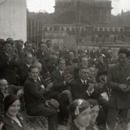 1933ko apirilan, Atotxako "Maitea",errebote frontoi irekian EAJk antolatuta Aberri eguneko mitinerako gune nagusi bezala izan zen erabilia. Bertan Europako eragiletza batek parte hartu zuen Iberiar penintsulako beste herrialdeekin elkartasuna adieraziz.  Frontisan mitinerako gunea ezarri zen ikurrina, bandera katalana eta galiziarrarekin eta bertan ziren Ewald Ammende (Secretario del Consejo de Minoras Nacionales, de Ginebra), Francesc Maspons (Partit Nacionalista Catal), Manuel Carrasco i Formiguera (Uni Democratica de Catalunya), Ramn Otero Pedrayo (Orenseko Institutoko diputatu eta zuzendaria) eta Jess Doxandabaratz (Euskadi Buru Batzarrelo lehendakaria). Bertan parte hartu zuten ere, Telesforo de Monzn (Gipuzku Buru Batzarreko lehendakaria) eta orduan diputatua zen Jos Antonio Agirre, gerora lehendakaria izango zena. 
Argazkia www.kutxateka.eus web gunetik jasota.
Bilduma:32303230