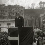 1933ko apirilan, Atotxako "Maitea",errebote frontoi irekian EAJk antolatuta Aberri eguneko mitinerako gune nagusi bezala izan zen erabilia. Bertan Europako eragiletza batek parte hartu zuen Iberiar penintsulako beste herrialdeekin elkartasuna adieraziz.  Frontisan mitinerako gunea ezarri zen ikurrina, bandera katalana eta galiziarrarekin eta bertan ziren Ewald Ammende (Secretario del Consejo de Minoras Nacionales, de Ginebra), Francesc Maspons (Partit Nacionalista Catal), Manuel Carrasco i Formiguera (Uni Democratica de Catalunya), Ramn Otero Pedrayo (Orenseko Institutoko diputatu eta zuzendaria) eta Jess Doxandabaratz (Euskadi Buru Batzarrelo lehendakaria). Bertan parte hartu zuten ere, Telesforo de Monzn (Gipuzku Buru Batzarreko lehendakaria) eta orduan diputatua zen Jos Antonio Agirre, gerora lehendakaria izango zena. 
Argazkia www.kutxateka.eus web gunetik jasota.
Bilduma:32303230