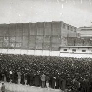 1933ko apirilan, Atotxako "Maitea",errebote frontoi irekian EAJk antolatuta Aberri eguneko mitinerako gune nagusi bezala izan zen erabilia. Bertan Europako eragiletza batek parte hartu zuen Iberiar penintsulako beste herrialdeekin elkartasuna adieraziz.  Frontisan mitinerako gunea ezarri zen ikurrina, bandera katalana eta galiziarrarekin eta bertan ziren Ewald Ammende (Secretario del Consejo de Minoras Nacionales, de Ginebra), Francesc Maspons (Partit Nacionalista Catal), Manuel Carrasco i Formiguera (Uni Democratica de Catalunya), Ramn Otero Pedrayo (Orenseko Institutoko diputatu eta zuzendaria) eta Jess Doxandabaratz (Euskadi Buru Batzarrelo lehendakaria). Bertan parte hartu zuten ere, Telesforo de Monzn (Gipuzku Buru Batzarreko lehendakaria) eta orduan diputatua zen Jos Antonio Agirre, gerora lehendakaria izango zena. 
Argazkia www.kutxateka.eus web gunetik jasota.
Bilduma:32303230