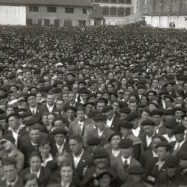 1933ko apirilan, Atotxako "Maitea",errebote frontoi irekian EAJk antolatuta Aberri eguneko mitinerako gune nagusi bezala izan zen erabilia. Bertan Europako eragiletza batek parte hartu zuen Iberiar penintsulako beste herrialdeekin elkartasuna adieraziz.  Frontisan mitinerako gunea ezarri zen ikurrina, bandera katalana eta galiziarrarekin eta bertan ziren Ewald Ammende (Secretario del Consejo de Minoras Nacionales, de Ginebra), Francesc Maspons (Partit Nacionalista Catal), Manuel Carrasco i Formiguera (Uni Democratica de Catalunya), Ramn Otero Pedrayo (Orenseko Institutoko diputatu eta zuzendaria) eta Jess Doxandabaratz (Euskadi Buru Batzarrelo lehendakaria). Bertan parte hartu zuten ere, Telesforo de Monzn (Gipuzku Buru Batzarreko lehendakaria) eta orduan diputatua zen Jos Antonio Agirre, gerora lehendakaria izango zena. 
Argazkia www.kutxateka.eus web gunetik jasota.
Bilduma:32303230