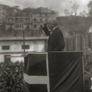 1933ko apirilan, Atotxako "Maitea",errebote frontoi irekian EAJk antolatuta Aberri eguneko mitinerako gune nagusi bezala izan zen erabilia. Bertan Europako eragiletza batek parte hartu zuen Iberiar penintsulako beste herrialdeekin elkartasuna adieraziz.  Frontisan mitinerako gunea ezarri zen ikurrina, bandera katalana eta galiziarrarekin eta bertan ziren Ewald Ammende (Secretario del Consejo de Minoras Nacionales, de Ginebra), Francesc Maspons (Partit Nacionalista Catal), Manuel Carrasco i Formiguera (Uni Democratica de Catalunya), Ramn Otero Pedrayo (Orenseko Institutoko diputatu eta zuzendaria) eta Jess Doxandabaratz (Euskadi Buru Batzarrelo lehendakaria). Bertan parte hartu zuten ere, Telesforo de Monzn (Gipuzku Buru Batzarreko lehendakaria) eta orduan diputatua zen Jos Antonio Agirre, gerora lehendakaria izango zena. 
Argazkia www.kutxateka.eus web gunetik jasota.
Bilduma:32303230