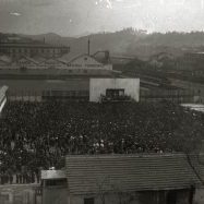 1933ko apirilan, Atotxako "Maitea",errebote frontoi irekian EAJk antolatuta Aberri eguneko mitinerako gune nagusi bezala izan zen erabilia. Bertan Europako eragiletza batek parte hartu zuen Iberiar penintsulako beste herrialdeekin elkartasuna adieraziz.  Frontisan mitinerako gunea ezarri zen ikurrina, bandera katalana eta galiziarrarekin eta bertan ziren Ewald Ammende (Secretario del Consejo de Minoras Nacionales, de Ginebra), Francesc Maspons (Partit Nacionalista Catal), Manuel Carrasco i Formiguera (Uni Democratica de Catalunya), Ramn Otero Pedrayo (Orenseko Institutoko diputatu eta zuzendaria) eta Jess Doxandabaratz (Euskadi Buru Batzarrelo lehendakaria). Bertan parte hartu zuten ere, Telesforo de Monzn (Gipuzku Buru Batzarreko lehendakaria) eta orduan diputatua zen Jos Antonio Agirre, gerora lehendakaria izango zena. 
Argazkia www.kutxateka.eus web gunetik jasota.
Bilduma:32303230