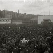 1933ko apirilan, Atotxako "Maitea",errebote frontoi irekian EAJk antolatuta Aberri eguneko mitinerako gune nagusi bezala izan zen erabilia. Bertan Europako eragiletza batek parte hartu zuen Iberiar penintsulako beste herrialdeekin elkartasuna adieraziz.  Frontisan mitinerako gunea ezarri zen ikurrina, bandera katalana eta galiziarrarekin eta bertan ziren Ewald Ammende (Secretario del Consejo de Minoras Nacionales, de Ginebra), Francesc Maspons (Partit Nacionalista Catal), Manuel Carrasco i Formiguera (Uni Democratica de Catalunya), Ramn Otero Pedrayo (Orenseko Institutoko diputatu eta zuzendaria) eta Jess Doxandabaratz (Euskadi Buru Batzarrelo lehendakaria). Bertan parte hartu zuten ere, Telesforo de Monzn (Gipuzku Buru Batzarreko lehendakaria) eta orduan diputatua zen Jos Antonio Agirre, gerora lehendakaria izango zena.
Argazkia www.kutxateka.eus web gunetik jasota.
Bilduma:32303230