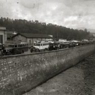 Irudian, Urumea ibaiaren inguruan, Aberri Egunera eramandako jendearen autobus ilara.
1933ko apirilan, Atotxako "Maitea",errebote frontoi irekian EAJk antolatuta Aberri eguneko mitinerako gune nagusi bezala izan zen erabilia. Bertan Europako eragiletza batek parte hartu zuen Iberiar penintsulako beste herrialdeekin elkartasuna adieraziz.  Frontisan mitinerako gunea ezarri zen ikurrina, bandera katalana eta galiziarrarekin eta bertan ziren Ewald Ammende (Secretario del Consejo de Minorías Nacionales, de Ginebra), Francesc Maspons (Partit Nacionalista Catalá), Manuel Carrasco i Formiguera (Unió Democratica de Catalunya), Ramón Otero Pedrayo (Orenseko Institutoko diputatu eta zuzendaria) eta Jesús Doxandabaratz (Euskadi Buru Batzarrelo lehendakaria). Bertan parte hartu zuten ere, Telesforo de Monzón (Gipuzku Buru Batzarreko lehendakaria) eta orduan diputatua zen José Antonio Agirre, gerora lehendakaria izango zena. 
Argazkia www.kutxateka.eus web gunetik jasota.
Bilduma: 48780827