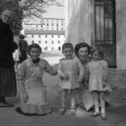 Tetuan familiakoak labaderoaren ondoan,  atzerago Zendoia egurrak, Zendoia Enea eta Ramona Enea