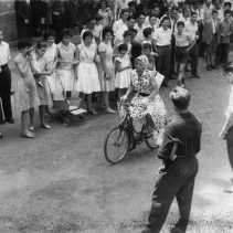 Madalenetan, auzotarrak mozorroturik. Irudian, argazkiaren emailea den Jaime Alzugaray emakumez bizikletan mozorroturik.

Ur Zaleak elkarteak, Madalena jaiak antolatzen zituen. 1958. urterarte, jaiak antolatzen zituen elkarte bakarra zen. Jaien egitarauaren parte ziren txirrindularitza frogak, dantza askatuko lehiaketak, Ginkanak eta humorezko lasterketa politak, non gazteak mozorrotuta eta karroza xelebre batzuetan desfilatuz irteten zirelarik.