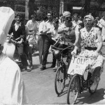 Madalenetan, auzotarrak mozorroturik. Irudian, argazkiaren emailea den Jaime Alzugaray emakumez mozorroturik.

Ur Zaleak elkarteak, Madalena jaiak antolatzen zituen. 1958. urterarte, jaiak antolatzen zituen elkarte bakarra zen. Jaien egitarauaren parte ziren txirrindularitza frogak, dantza askatuko lehiaketak, Ginkanak eta humorezko lasterketa politak, non gazteak mozorrotuta eta karroza xelebre batzuetan desfilatuz irteten zirelarik.