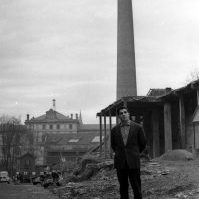 Gizona eraitsitako teila fabrikaren parean, 1961 inguruan.

Teila fabrika 1903an izan zen eraikia, Egia, Tejeria, San Cristobal eta Konkorrenea kaleen artean zegoen kokatua eta 1936. urtean itxi zuten behin betiko. 1961an bota zuten fabrika, barrakoiak eta bertako bulego guztiak. Tximinia (40 metroko altuera zuena) zutik geratu bazan ere, 1962an izan zen eraitsia. Irudian teila fabrika ageri da.

2008an Tabakalerak antolatutako "Egiatik" erakusketatik eskuratutako argazkia.