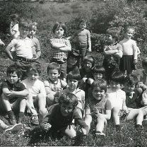 1969an jaiotako ikasleak, Pepi Maritxalar andereñoarekin, mendira egindako irteera batean, 1973-1974. ikasturtean.