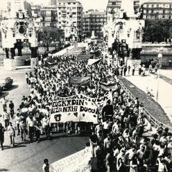 Argazkian, Txapela eta Apaolazaren extradizioa salatzeko manifestazioa.