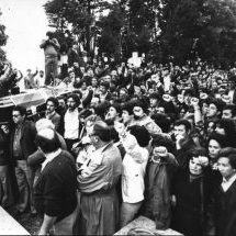 Gladysen hilkutxa Polloeko kanposantuan, aldamenean gurasoak dituela. Jende ugari inguruan ukabilak altxata abesten edo oihuka.

1979ko ekainaren 3an Gladys Del Estal auzotarra, Guardia Zibilak hil zuen Tuteran, martxa antinuklear batean parte hartzen ari zela.