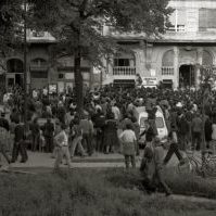 Gladys del Estalen hileta eguna Atotxako Frantziskotarretan eta egun hortan egondako mobilizazioak Egian. Irudian, Frantzizkotarren eliza inguruan jendea biltzen, Gladysi azken agurra emateko.

Kutxateka.eus web gunetik jasotako irudia.

Bilduma: 19563022