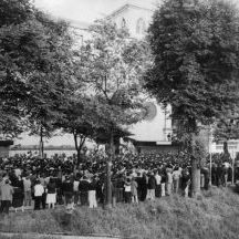 1979ko ekainaren 3an Gladys Del Estal auzotarra, Guardia Zibilak hil zuen Tuteran, martxa antinuklear batean parte hartzen ari zala. Irudian, hileta egunean, Atotxan dagoen Frantzizkotarretan, jendea kanpoan zai.