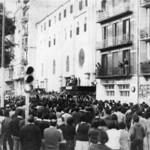 1979ko ekainaren 3an Gladys Del Estal auzotarra, Guardia Zibilak hil zuen Tuteran, martxa antinuklear batean parte hartzen ari zala. Argazkian, hileta egunean, Atotxako Frantzizkotarren elizan jendea zai.