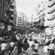 1979ko ekainaren 3an Gladys Del Estal auzotarra, Guardia Zibilak hil zuen Tuteran, martxa antinuklear batean parte hartzen ari zala. Irudian, hileta egunean, Egian egondako istiluen irudiak.