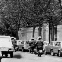 1979ko ekainaren 3an Gladys Del Estal auzotarra, Guardia Zibilak hil zuen Tuteran, martxa antinuklear batean parte hartzen ari zala. Argazkian, hileta egunean, Egian egondako istiluen irudia.