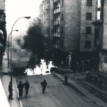 Argazki hauek Karmengo Amaren kalekoak dira, gaur egun Plaza Haundi denaren parean, Barrikadak altxatzen ziren polizia sar ez zedin, eta gero su ematen zitzaien.
Tuteran Gladys hil ondoren, greba orokorra izan zen Euskal Herri osoan, eta hainbat egun iraun zuen. Protestak bereziki gogorrak izan ziren Egia auzoan: manifestazioak, barrikadak, poliziarekin liskarrak…