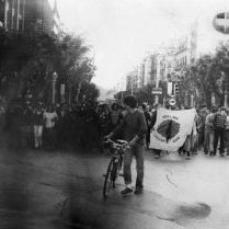 1979ko ekainaren 3an Gladys Del Estal auzotarra, Guardia Zibilak hil zuen Tuteran, martxa antinuklear batean parte hartzen ari zala. Irudian, Donostian zehar egindako manifestazioa Abenidatik pasatzen.