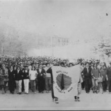 1979ko ekainaren 3an Gladys Del Estal auzotarra, Guardia Zibilak hil zuen Tuteran, martxa antinuklear batean parte hartzen ari zala. Argazkian, Gladysen hilketa salatzeko Donostiatik abiatutako manifestazioa, Atotxan sartzen.