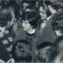 Argazkiak Iñaki Mozos eta Paloma De Cassori egindako auzoko harrera jasotzen, Iñaki Mozos marradun bufandarekin Atotxako geltokiko pasabidean.
1979ko azaroan, Javier Rupérez UCDko kidearen bahiketa zela eta, sarekada handi bat izan zen Euskal Herriko hainbat herritan. Iñaki Mozos eta Paloma De Casso auzoko bizilagunak atxilotu eta Madrilera eraman zituzten. Han, Manuel Ballesteros eta bere morroiak (tartean Gil Rubiales) torturatu eta kartzelan sartu zituzten. Handik aste batzutara askatu egin zituzten.