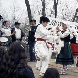 1979 Trebeska Dantza Taldearen emanaldia Donostian, atze aldean taldeko musikariak.
Tabakalerak antolatutako "Egiatik" erakusketatik eskuratutako argazkia.