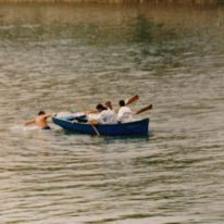 Argazkian, batelen lasterketa, Urumean.
Kuadrillak izan ziren Porrontxoen asmakizun nagusia. 1984an batzuk sortu ziren eta hasieran oso gutxi ziren.  Oraindik ez zuten festen antolakuntzan parte hartzen. Hori gero etorri zen. 
1985ean	kuadrilla gehiago animatu ziren. 1986an 24 kuadrilla ofizial zeuden eta jada festen antolakuntzan parte hartzen zuten. Lana koadrilen artean banatzen zen eta talde bakoitza jaien alderdi batez arduratzen zen.
90eko hamarkadaren hasieran 50 kuadrilla baino gehiago zeuden antolatuta, eta horietan mila pertsona baino gehiagok parte hartzen zuten.
Koadrilen arrakasta arrazoi askoren ondorio da. Beharbada, garrantzitsuena Porrontxoak betiko lagunak elkartzeko eta elkarrekin gozatzeko aukera izatea izan zen.
Koadrilek era guztietako ekimenak eta jolasak antolatu zituzten: goitiberak, arrautzen borroka, batelak Urumean… Urte bakoitzean jolas berriak izaten ziren. Irudimenaren erronka zen.
Hasieratik garrantzitsuena ez zen lehia izan; helburua ez zen irabaztea. Barre egitea eta ondo pasatzea zen garrantzitsuena.