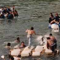 Argazkian, Urumean, Gazteak, batelen lasterketa.
Kuadrillak izan ziren Porrontxoen asmakizun nagusia. 1984an batzuk sortu ziren eta hasieran oso gutxi ziren.  Oraindik ez zuten festen antolakuntzan parte hartzen. Hori gero etorri zen. 
1985ean	kuadrilla gehiago animatu ziren. 1986an 24 kuadrilla ofizial zeuden eta jada festen antolakuntzan parte hartzen zuten. Lana koadrilen artean banatzen zen eta talde bakoitza jaien alderdi batez arduratzen zen.
90eko hamarkadaren hasieran 50 kuadrilla baino gehiago zeuden antolatuta, eta horietan mila pertsona baino gehiagok parte hartzen zuten.
Koadrilen arrakasta arrazoi askoren ondorio da. Beharbada, garrantzitsuena Porrontxoak betiko lagunak elkartzeko eta elkarrekin gozatzeko aukera izatea izan zen.
Koadrilek era guztietako ekimenak eta jolasak antolatu zituzten: goitiberak, arrautzen borroka, batelak Urumean… Urte bakoitzean jolas berriak izaten ziren. Irudimenaren erronka zen.
Hasieratik garrantzitsuena ez zen lehia izan; helburua ez zen irabaztea. Barre egitea eta ondo pasatzea zen garrantzitsuena.