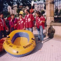 Argazkian, Eskasak kuadrila, batelen lasterketa prestatzen Gladys Enea parkeko sarreran.
Kuadrillak izan ziren Porrontxoen asmakizun nagusia. 1984an batzuk sortu ziren eta hasieran oso gutxi ziren.  Oraindik ez zuten festen antolakuntzan parte hartzen. Hori gero etorri zen. 
1985ean	kuadrilla gehiago animatu ziren. 1986an 24 kuadrilla ofizial zeuden eta jada festen antolakuntzan parte hartzen zuten. Lana koadrilen artean banatzen zen eta talde bakoitza jaien alderdi batez arduratzen zen.
90eko hamarkadaren hasieran 50 kuadrilla baino gehiago zeuden antolatuta, eta horietan mila pertsona baino gehiagok parte hartzen zuten.
Koadrilen arrakasta arrazoi askoren ondorio da. Beharbada, garrantzitsuena Porrontxoak betiko lagunak elkartzeko eta elkarrekin gozatzeko aukera izatea izan zen.
Koadrilek era guztietako ekimenak eta jolasak antolatu zituzten: goitiberak, arrautzen borroka, batelak Urumean… Urte bakoitzean jolas berriak izaten ziren. Irudimenaren erronka zen.
Hasieratik garrantzitsuena ez zen lehia izan; helburua ez zen irabaztea. Barre egitea eta ondo pasatzea zen garrantzitsuena.