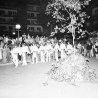 Argazkian, Trebeskako dantzariak, San Juan suaren inguruan dantzan.
San Juan gaua ospatzen da auzoan duela urte batzutatik. Hasieran, Plaza Berrin egiten zen, orain berriz, Plaza Haundin.