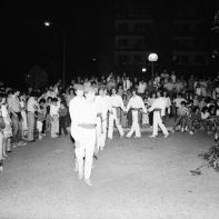 Argazkian, Trebeskako dantzariak, San Juan suaren inguruan dantzan.
San Juan gaua ospatzen da auzoan duela urte batzutatik. Hasieran, Plaza Berrin egiten zen, orain berriz, Plaza Haundin.