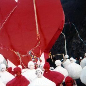 Trebeska Dantza Taldeak Donostiako Inauterietarako atera zuen konpartsa. Globulo gorri eta txuriak bihotz gorri erraldoi baten inguruan dantzan.
Tabakalerak antolatutako Egiatik erakusketatik eskuratutako argazkia.