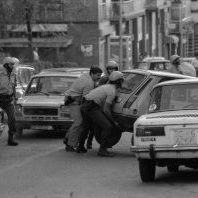 Argazkian, Polizi Nazkonala barrikada bezala gurutzatutako kotxeak mugitzen.
1982ko martxoaren 15ean Esteban Muruetagoiena Oiartzungo medikua atxilotu zuten. Egun batzuk geroago, martxoaren 25ean, aske utzi zuten eta torturatu egin zutela salatu zuen. Hiru egun geroago hil zen.
Muruetagoienaren heriotzak protesta ugari piztu zituen. Egian ere manifestazioak izan ziren, autoak gurutzatu ziren, etab. Protesta horietan, Pedro Alkantarilla auzoko bizilaguna atxilotu zuten.