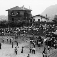 Bigantxak, San Frantzisko Xabier auzoguneko jaietan.

San Frantzisko Xabierreko etxeak 1955ean eraiki ziren udaletxeko langileentzat. Laster giro ona sortu zen bizilagunen artean, eta euren auzoko jaiak antolatzera iritsi ziren. Festa hauek, egungo Benita Asas plaza den horretan egiten ziren (auzoan Etxabe Plaza bezala ezaguna). Giro bikaina zegoen bigantxekin, berbenekin, txosnekin …