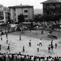 Bigantxak, San Frantzisko Xabier auzoguneko jaietan.

San Frantzisko Xabierreko etxeak 1955ean eraiki ziren udaletxeko langileentzat. Laster giro ona sortu zen bizilagunen artean, eta euren auzoko jaiak antolatzera iritsi ziren. Festa hauek, egungo Benita Asas plaza den horretan egiten ziren (auzoan Etxabe Plaza bezala ezaguna). Giro bikaina zegoen bigantxekin, berbenekin, txosnekin …