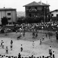 Bigantxak, San Frantzisko Xabier auzoguneko jaietan.

San Frantzisko Xabierreko etxeak 1955ean eraiki ziren udaletxeko langileentzat. Laster giro ona sortu zen bizilagunen artean, eta euren auzoko jaiak antolatzera iritsi ziren. Festa hauek, egungo Benita Asas plaza den horretan egiten ziren (auzoan Etxabe Plaza bezala ezaguna). Giro bikaina zegoen bigantxekin, berbenekin, txosnekin …