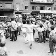 Argazkian, Polloe zurrut kuadrila, Plaza Berrin.
Kuadrillak izan ziren Porrontxoen asmakizun nagusia. 1984an batzuk sortu ziren eta hasieran oso gutxi ziren.  Oraindik ez zuten festen antolakuntzan parte hartzen. Hori gerora etorriko zen. 
1985ean kuadrilla gehiago animatu ziren. 1986an 24 kuadrilla ofizial zeuden eta jada festen antolakuntzan parte hartzen zuten. Lana koadrilen artean banatzen zen eta talde bakoitza jaien alderdi batez arduratzen zen.
90eko hamarkadaren hasieran 50 kuadrilla baino gehiago zeuden antolatuta, eta horietan mila pertsona baino gehiagok parte hartzen zuten.
Koadrilen arrakasta arrazoi askoren ondorio da. Beharbada, garrantzitsuena Porrontxoak betiko lagunak elkartzeko eta elkarrekin gozatzeko aukera izatea izan zen.